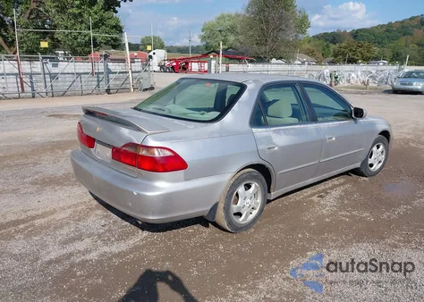 1998 Honda Accord Ex z USA, uszkodzony, nr VIN 1HGCG5656WA233507